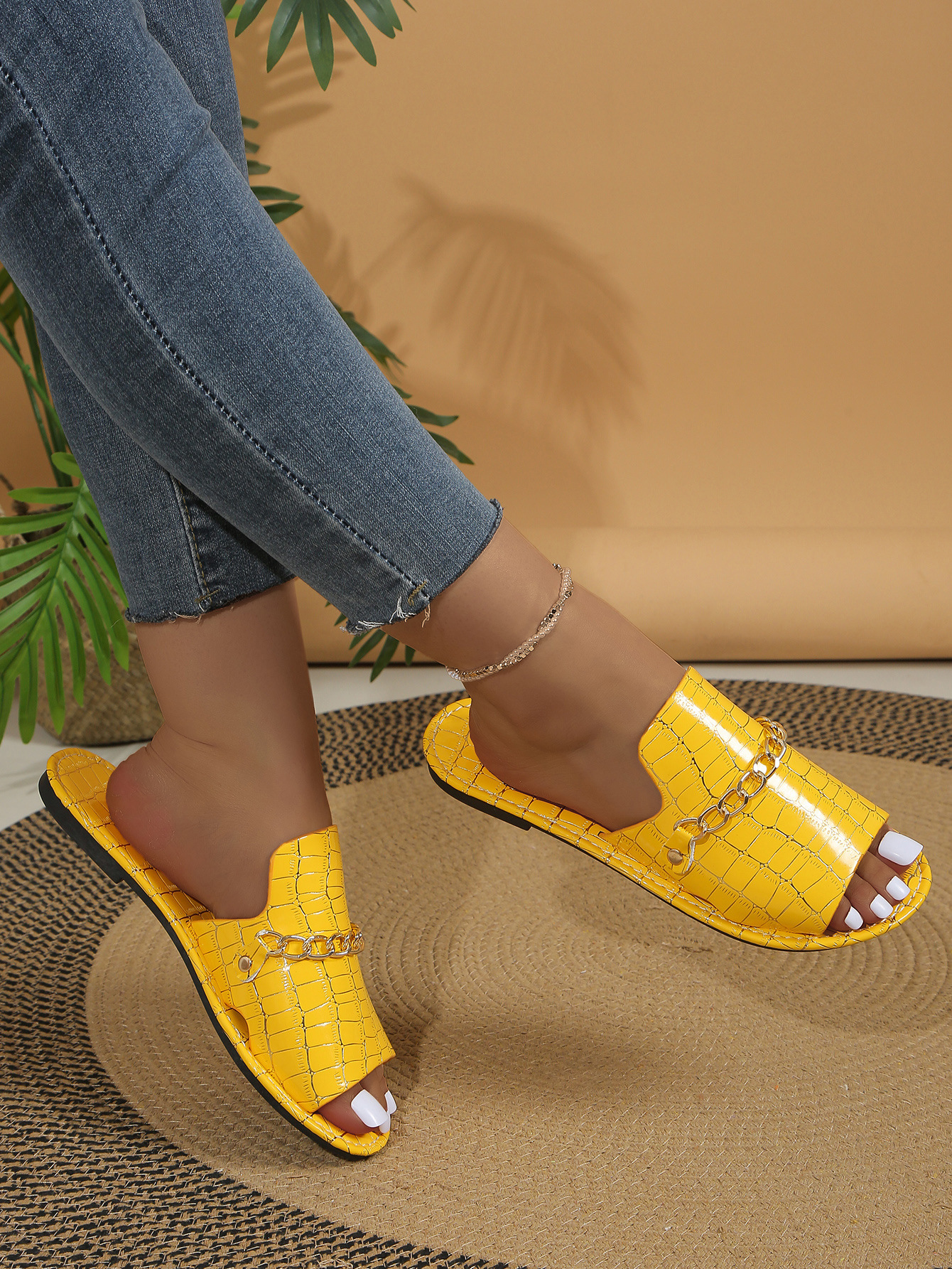 Casual Flat Beach Sandals with Chain Accessories | Consonak