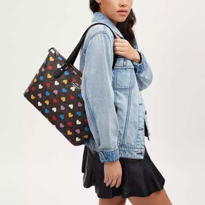 Cotthhach Outlet Gallery Tote In Signature Canvas With Heart Print