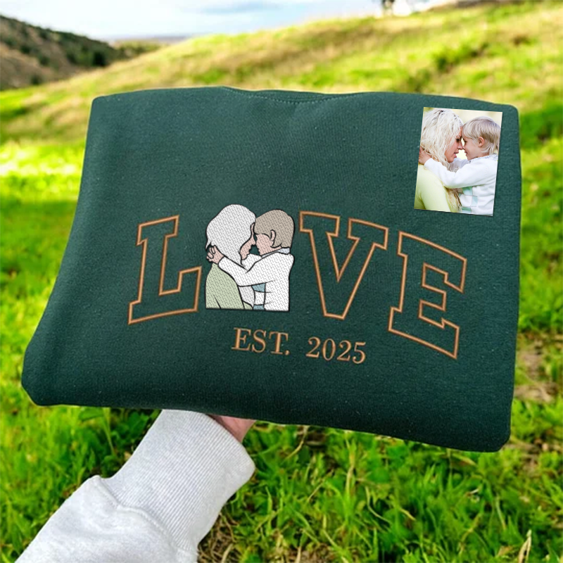 Cusformom Personalized Embroidered Photo Mom LOVE Est Year Crewneck/Hoodie/T-shirt