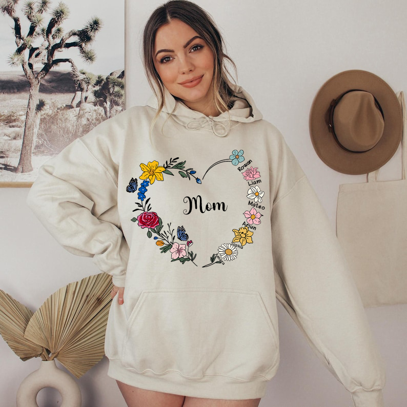 Customized Heart-Shaped Bouquet For Mom Heat Sweatshirt With Name