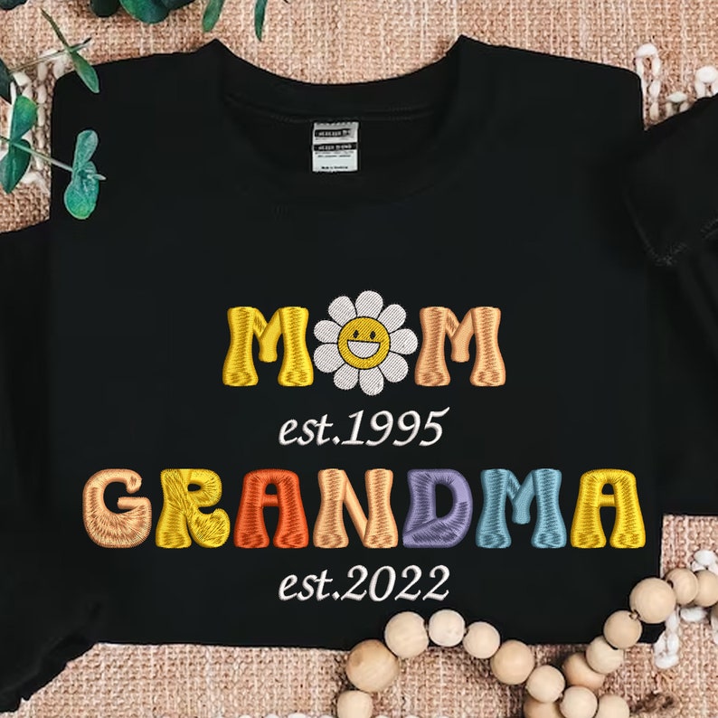 Customized Estimated Date Mom Grandma Round Neck Sweater Mother's Day Gift