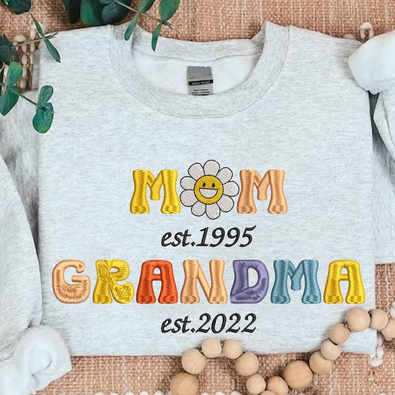 Customized Estimated Date Mom Grandma Round Neck Sweater Mother's Day Gift
