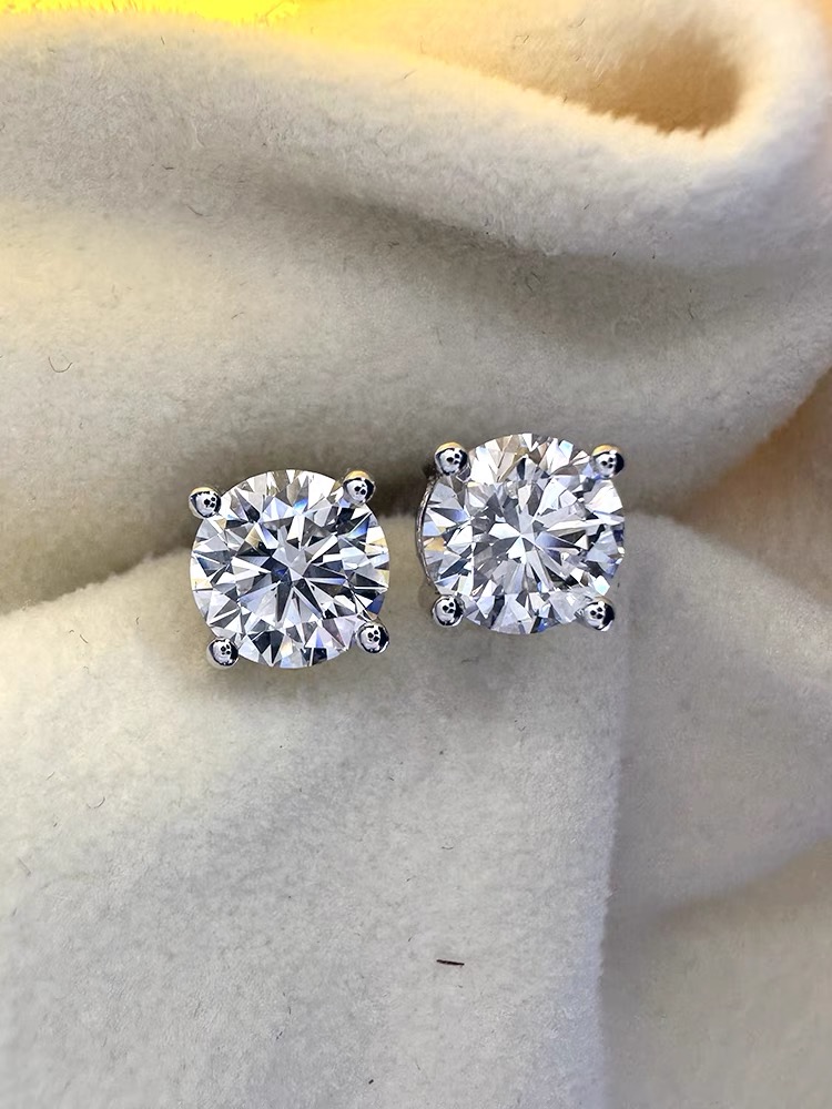 1 Carat (ctw) Diamond Stud Earring in 14k White or Yellow Gold Lab Grown Diamond.