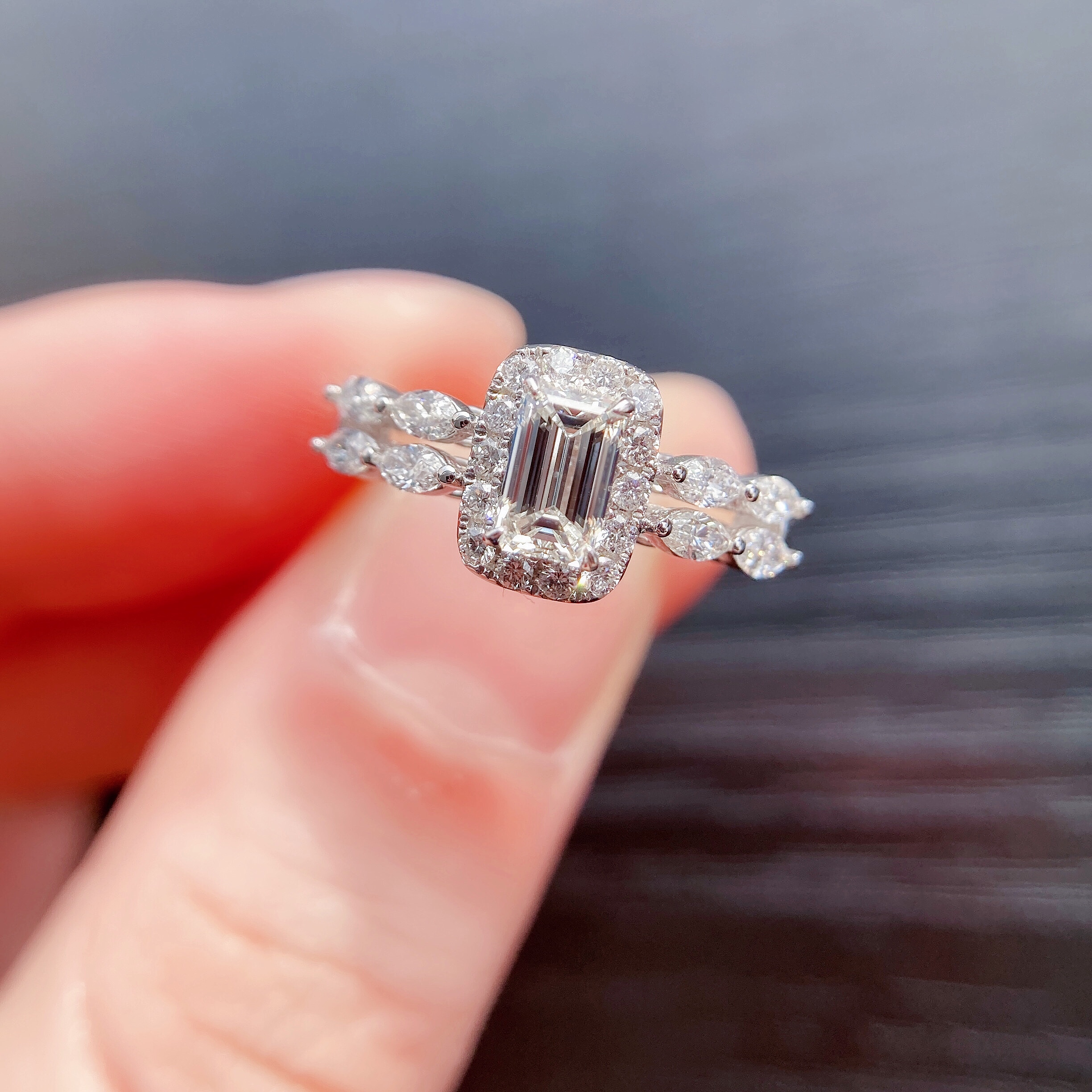 0.6ct Emerald Diamond Rin