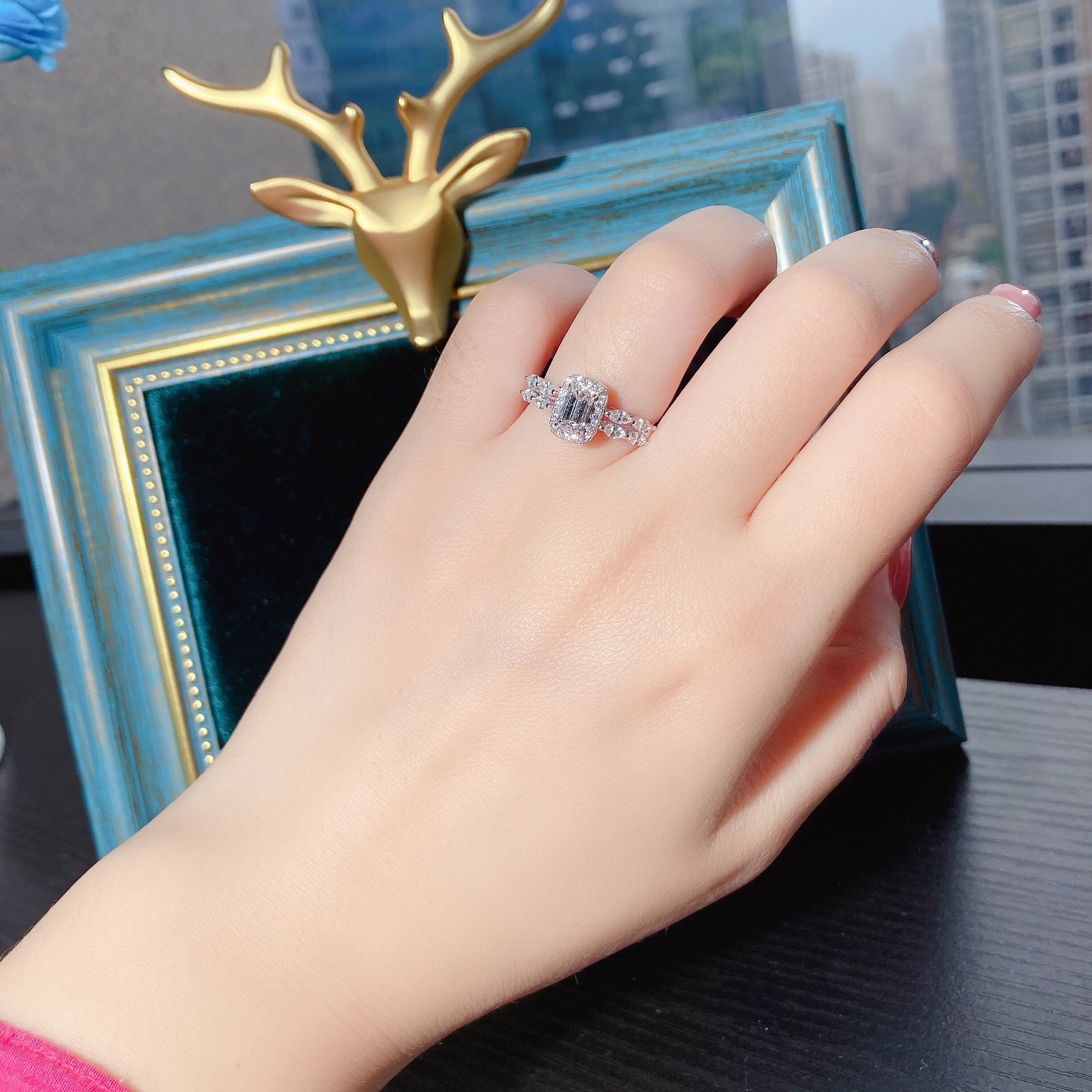 0.6ct Emerald Diamond Rin
