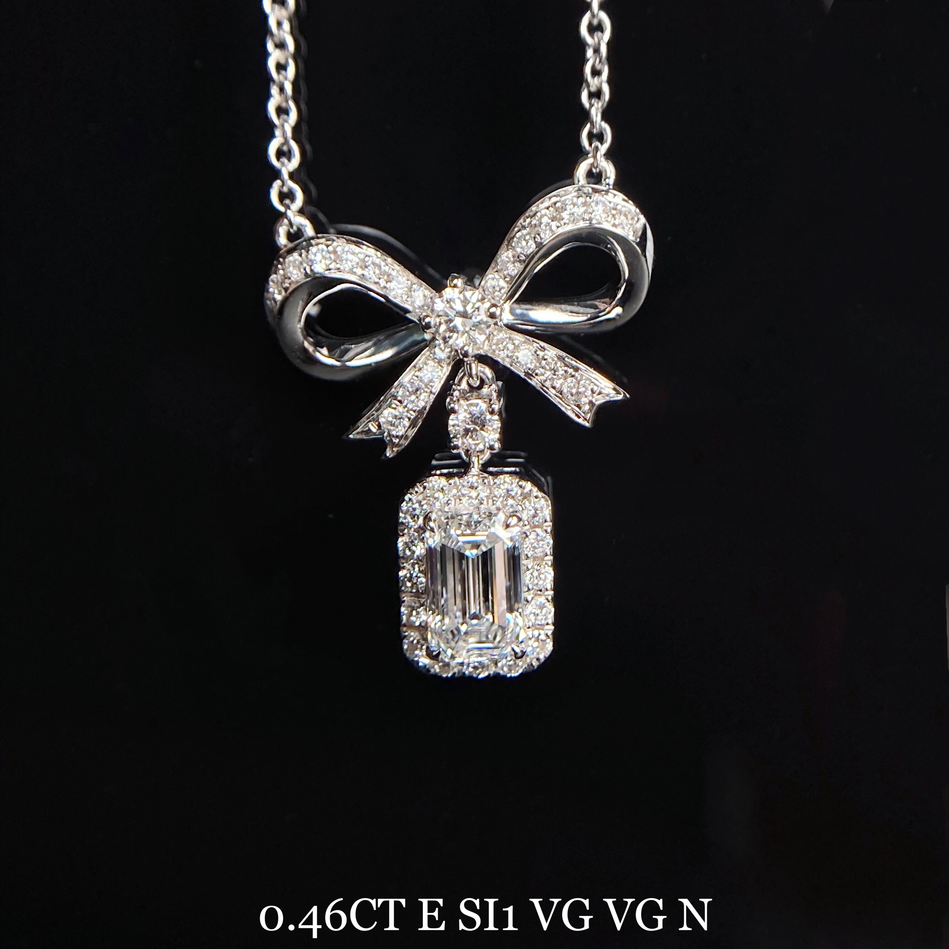 0.46ct emerald diamond necklace