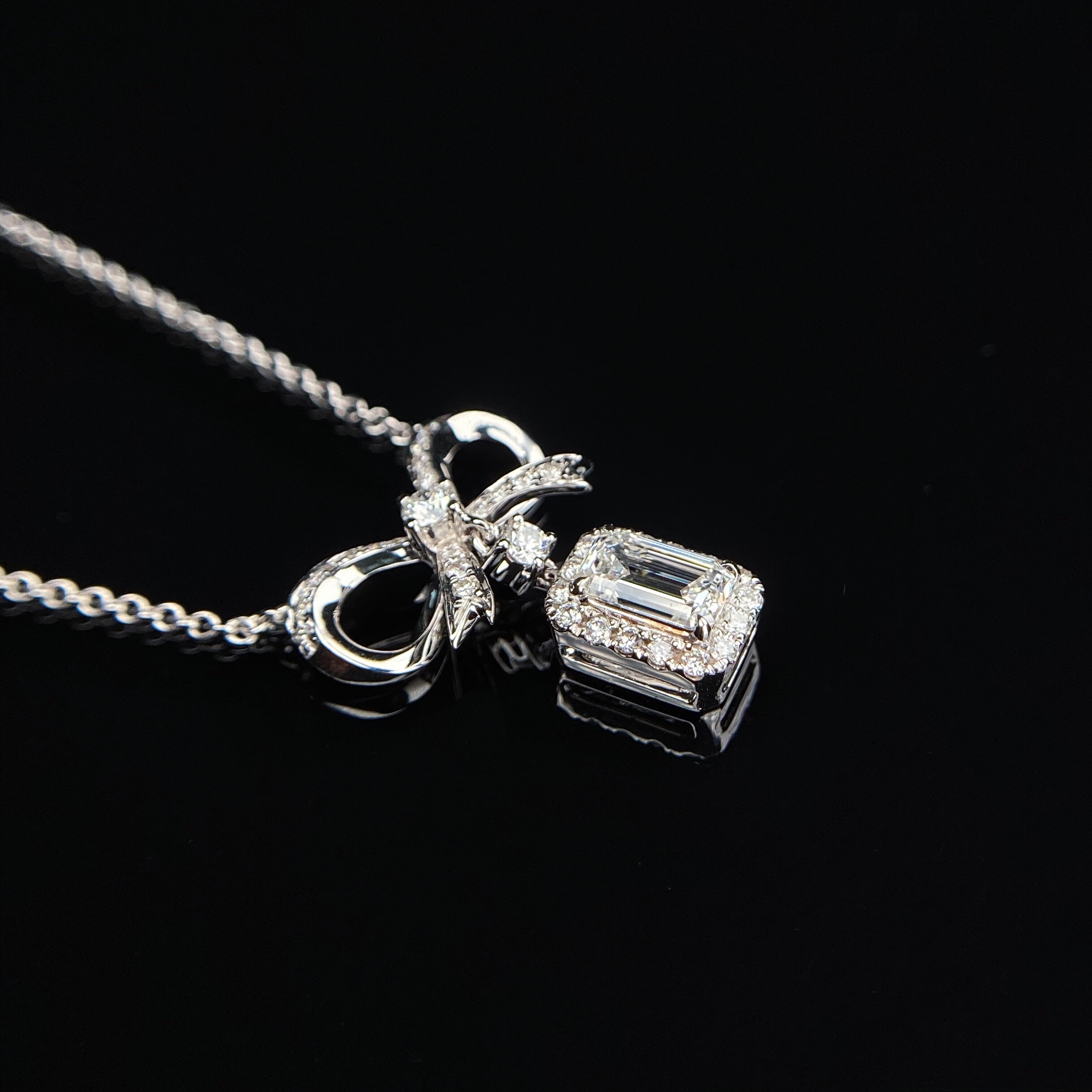 0.46ct emerald diamond necklace