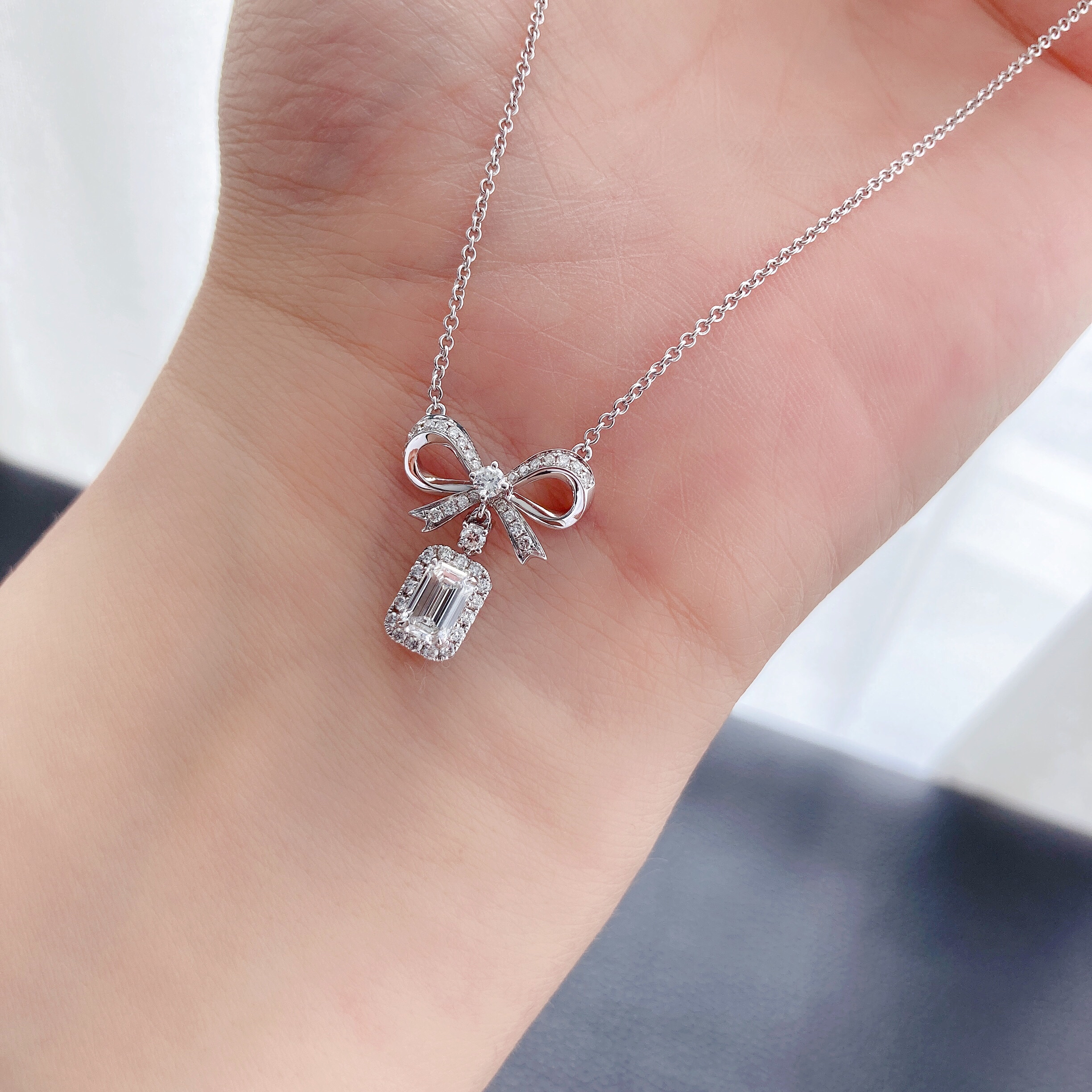 0.46ct emerald diamond necklace