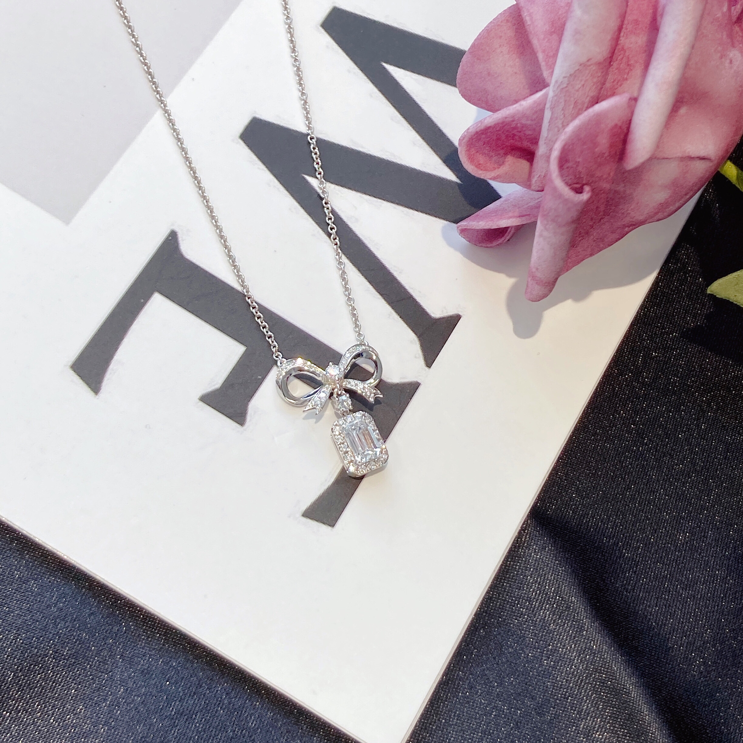 0.46ct emerald diamond necklace