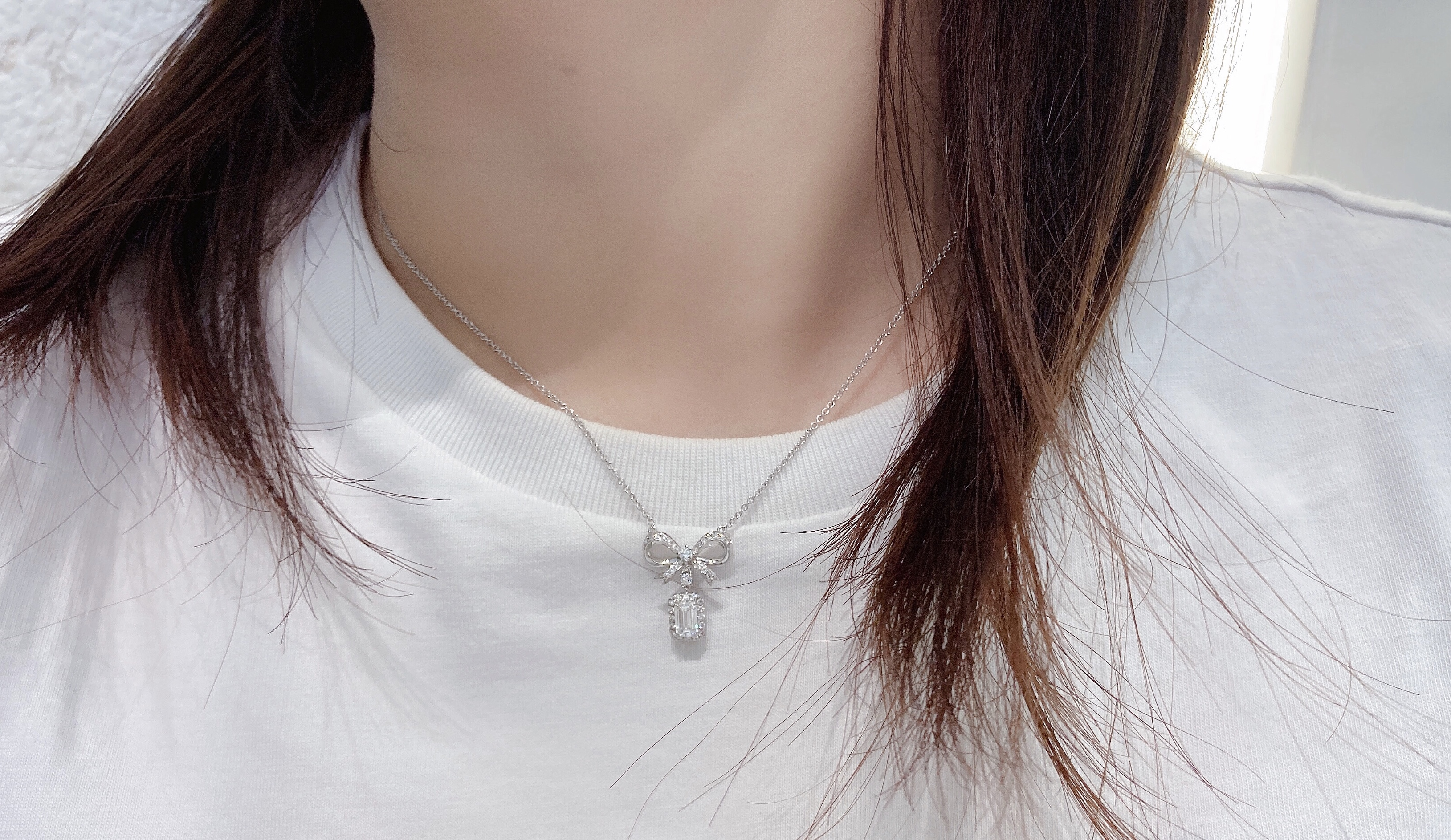 0.46ct emerald diamond necklace