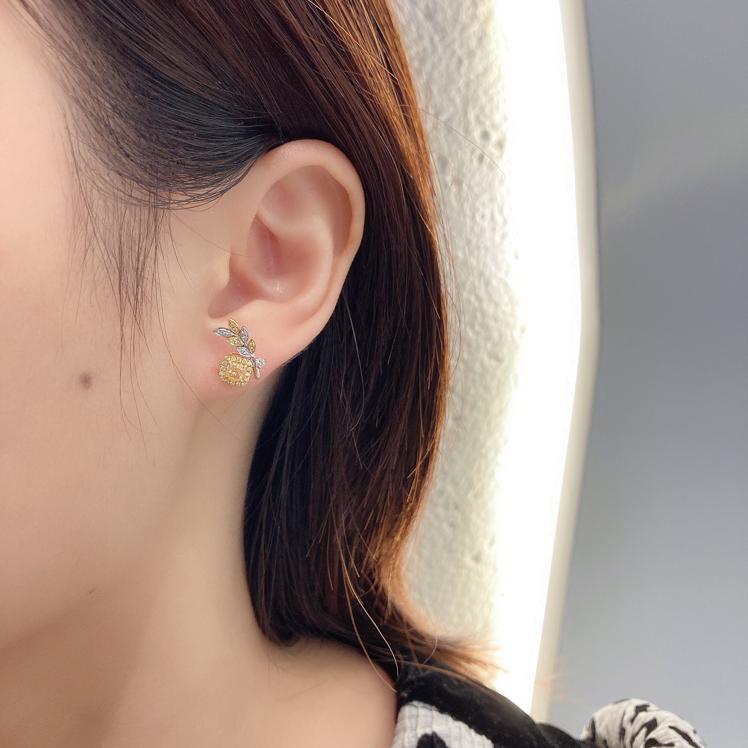 0.64ct cushion diamond earring