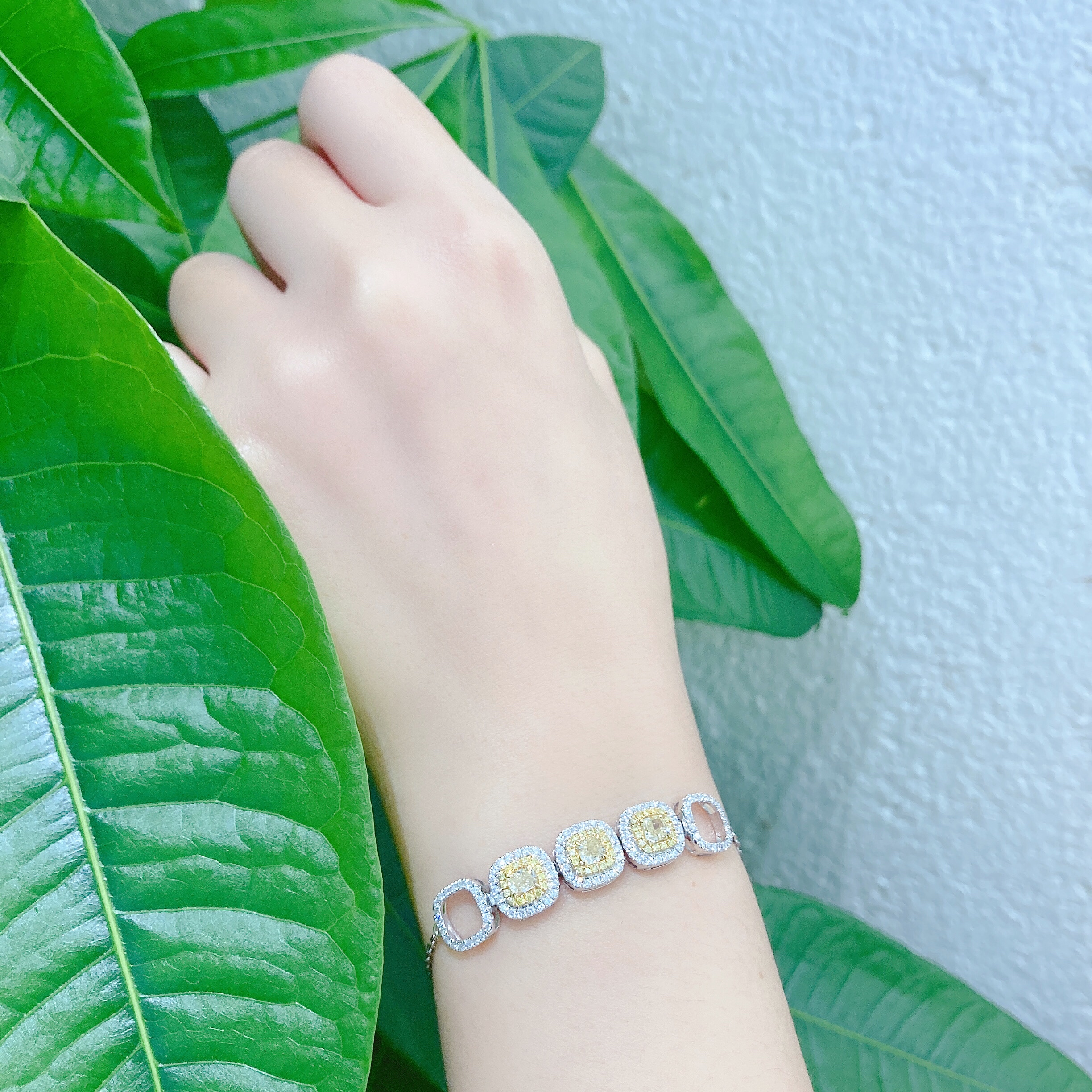 0.78ct cushion diamond bracelet