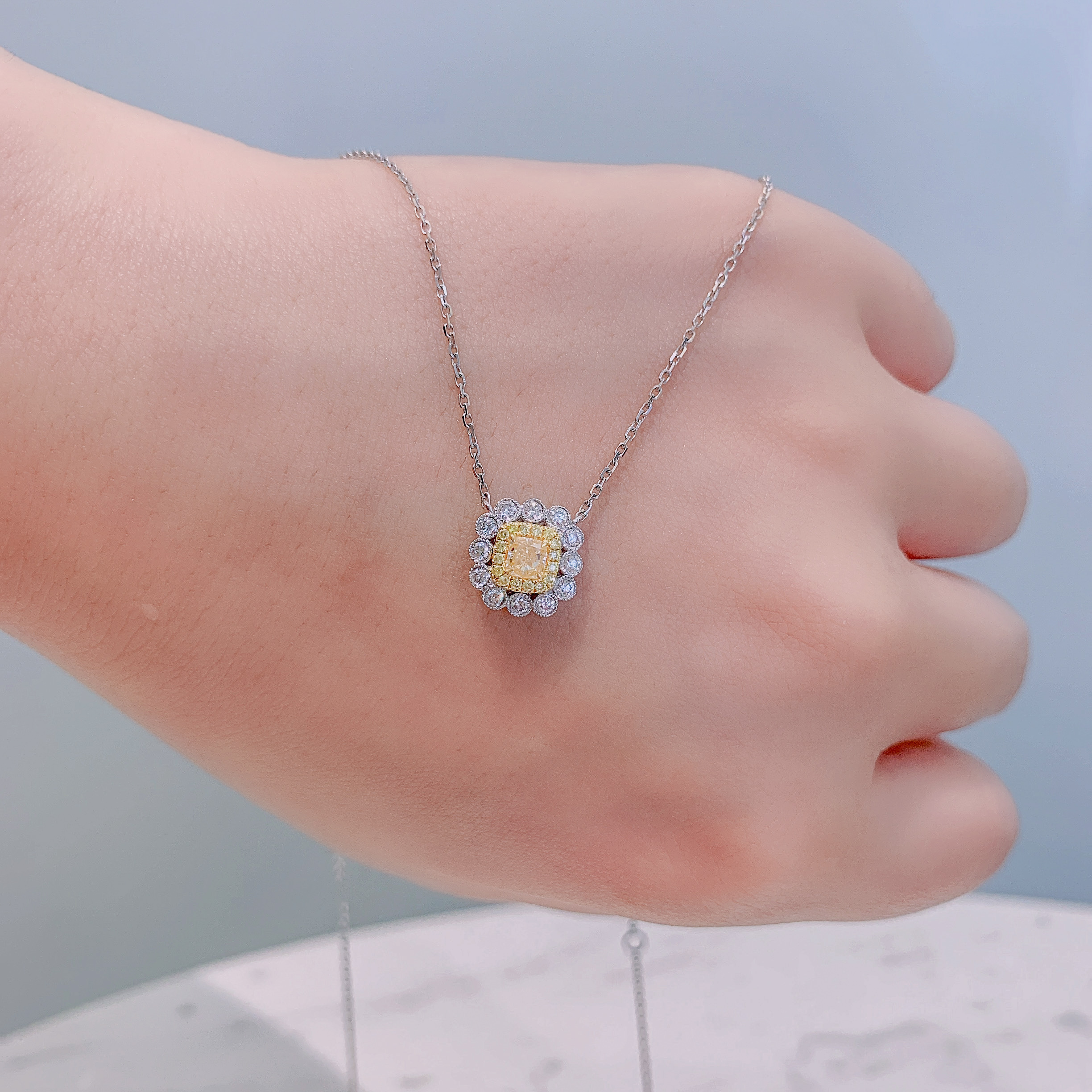 0.5ct yellow cushion diamond necklace商品描述待填