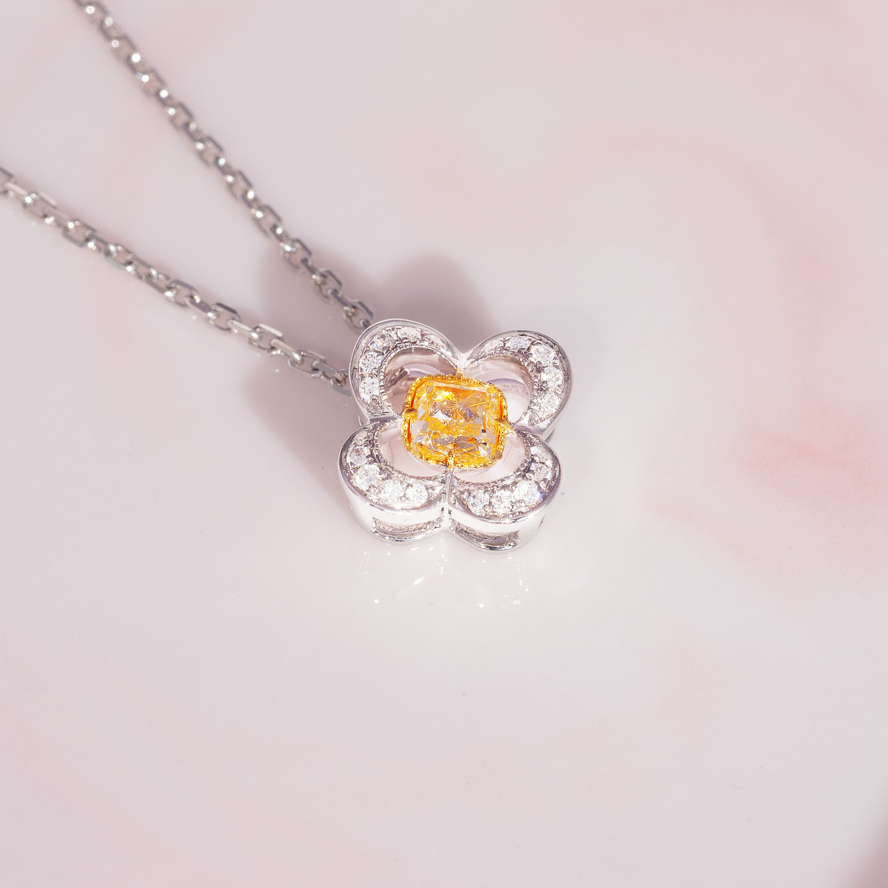 0.5ct yellow cushion diamond necklace商品描述待填