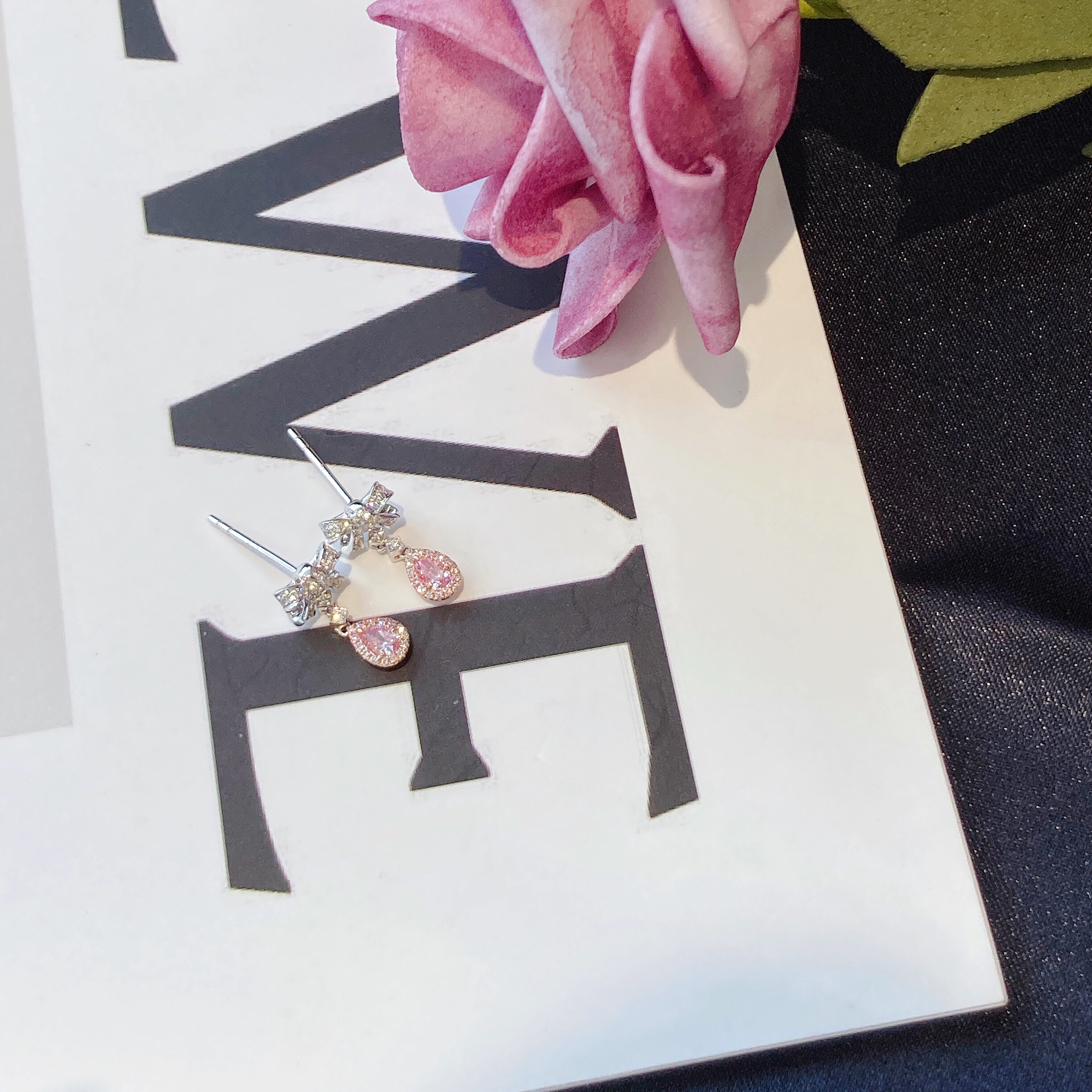 0.22ct pear diamond earring