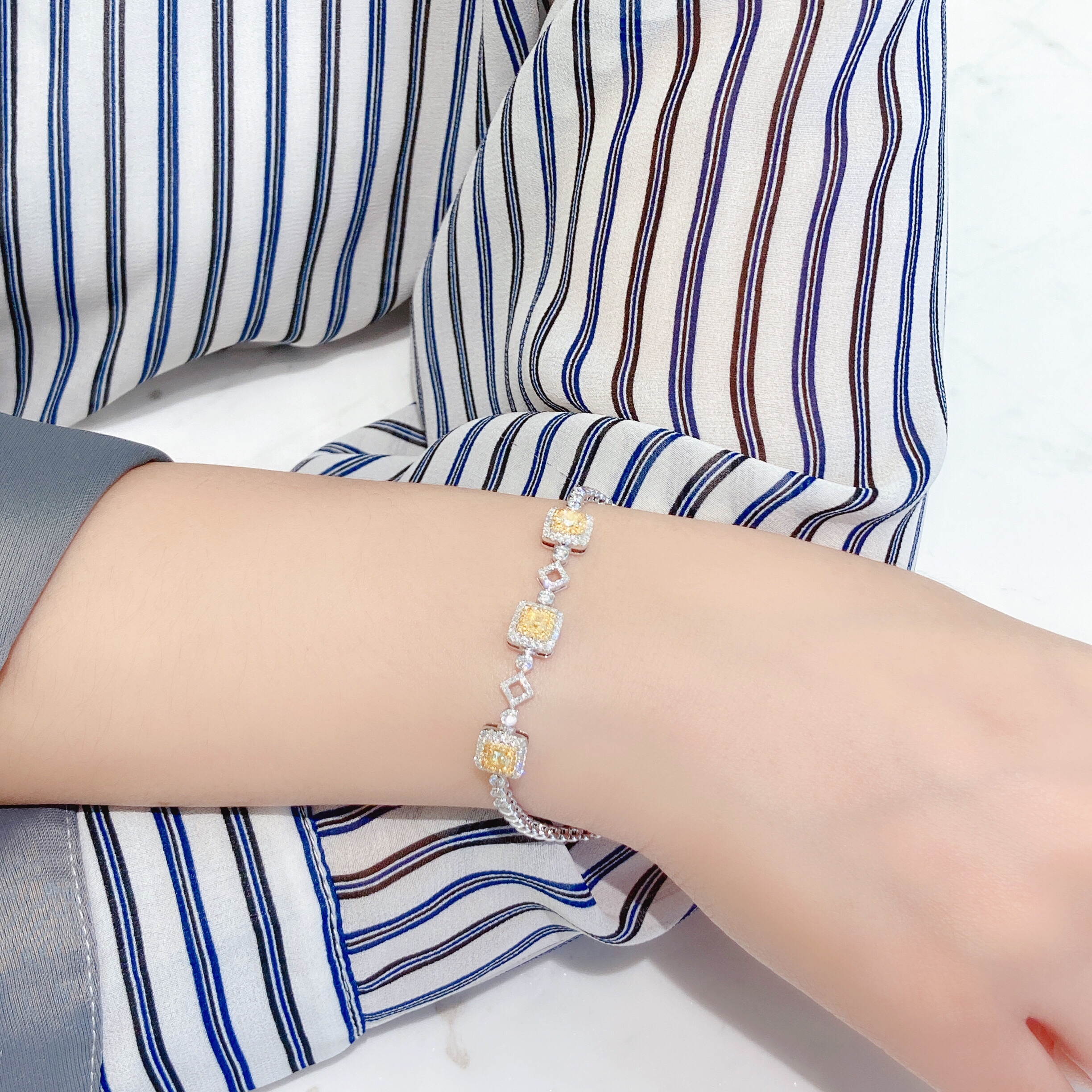 0.7ct cushion diamond bracelet