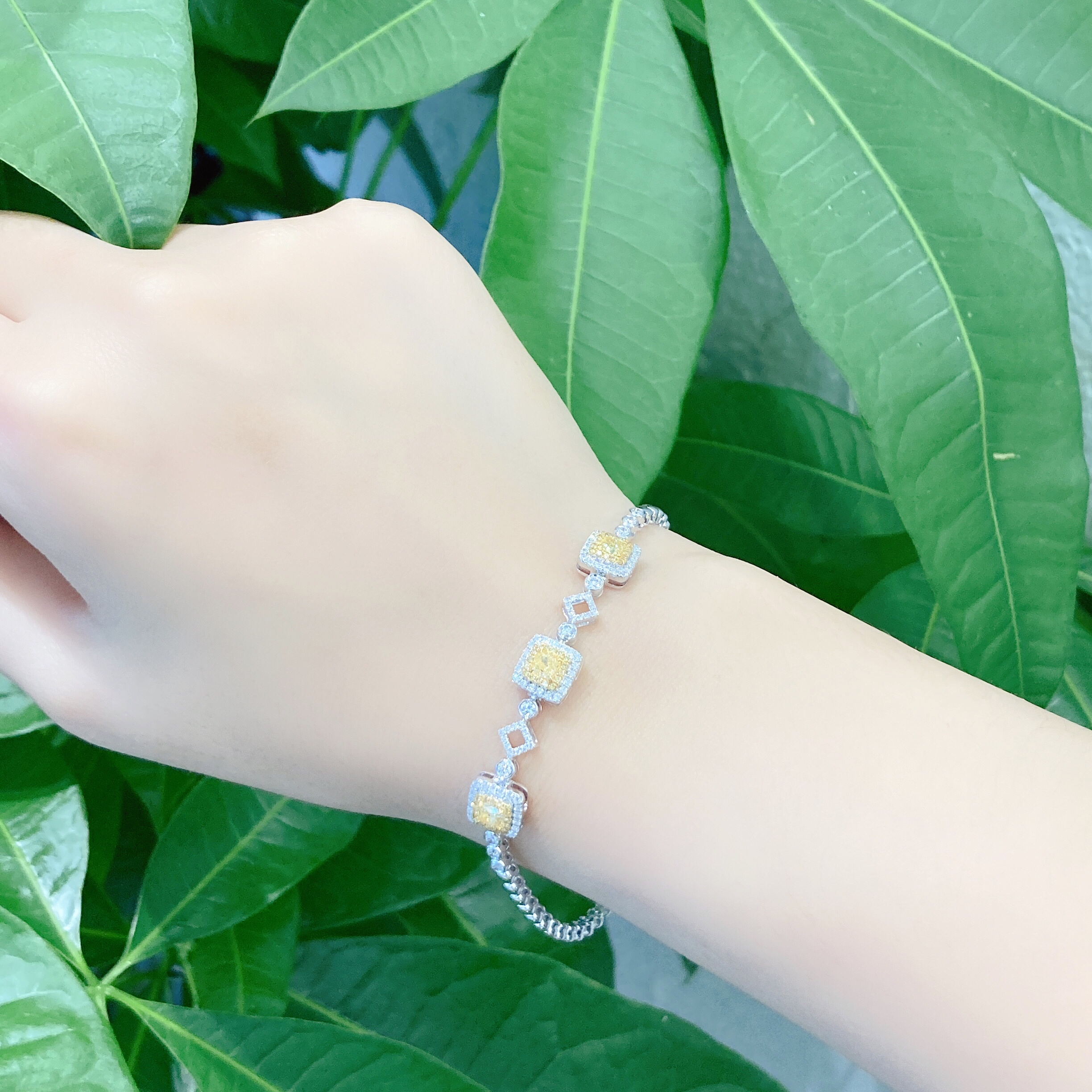 0.7ct cushion diamond bracelet