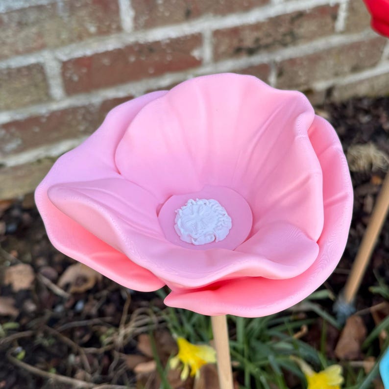 Beautiful Flower-Shaped Insect Waterer
