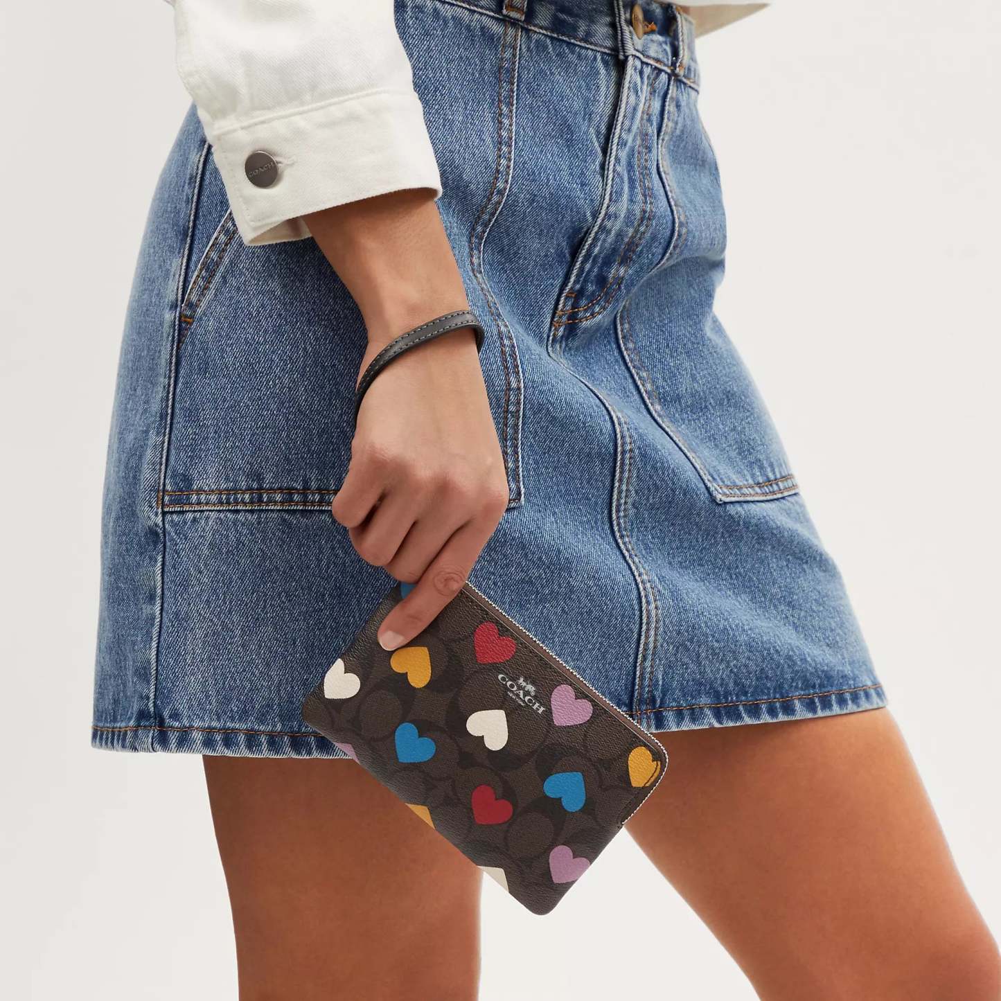 Cokhjgach Outlet Corner Zip Wristlet In Signature Canvas With Heart Print