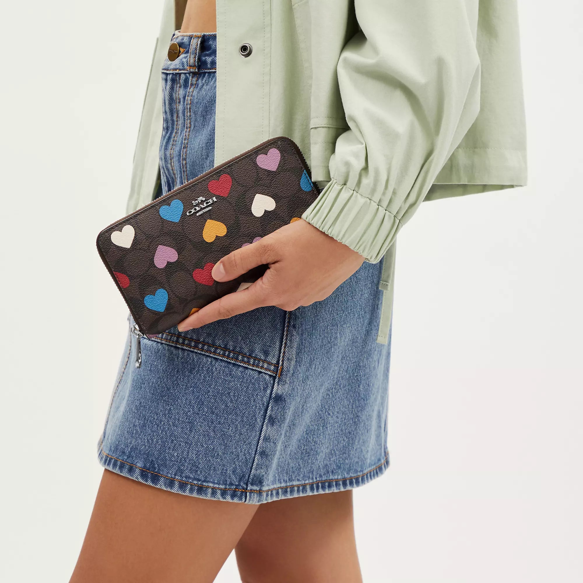 Cokhjgach Outlet Long Zip Around Wallet In Signature Canvas With Heart Print