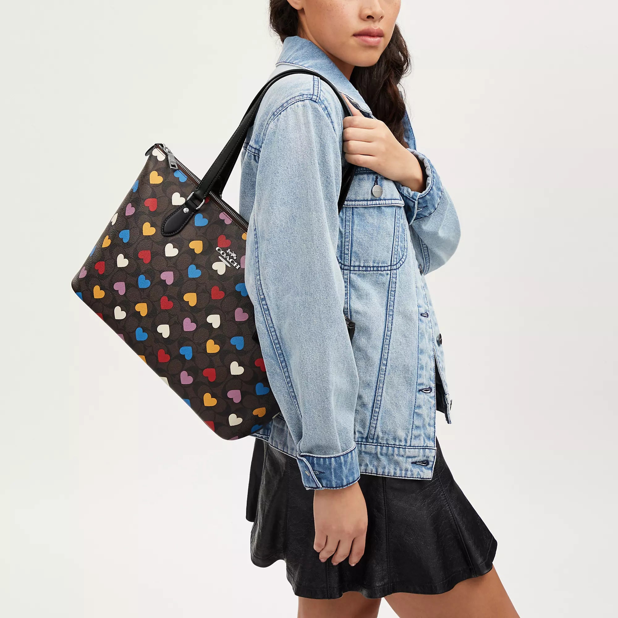 Cokhjgach Outlet Gallery Tote In Signature Canvas With Heart Print