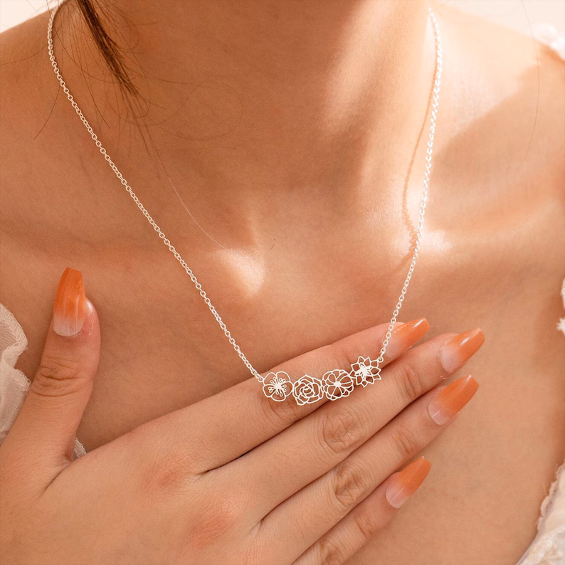 Collier délicat avec fleur de naissance