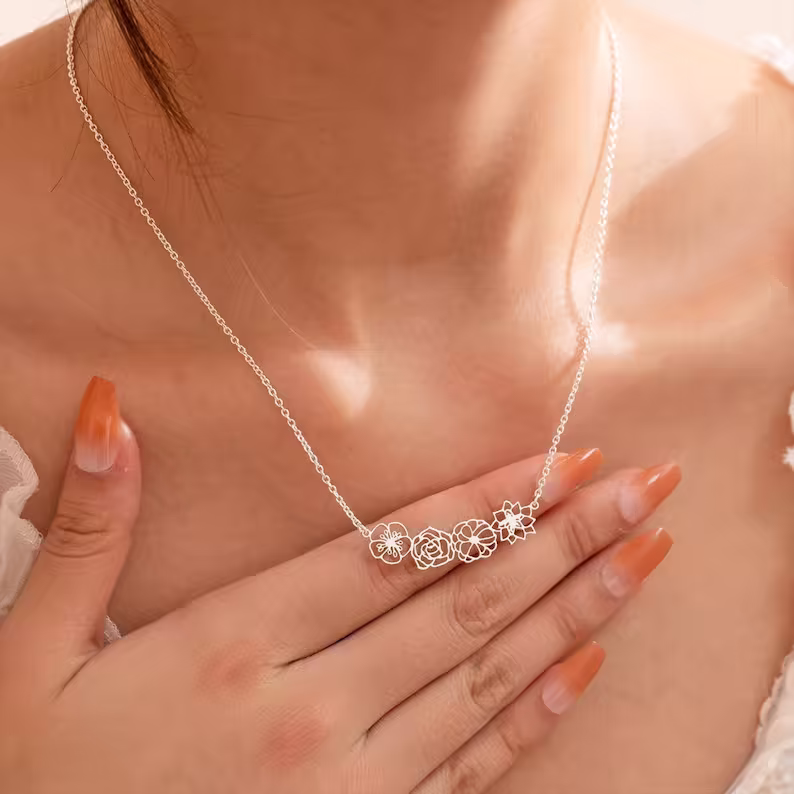 Collier délicat avec fleur de naissance