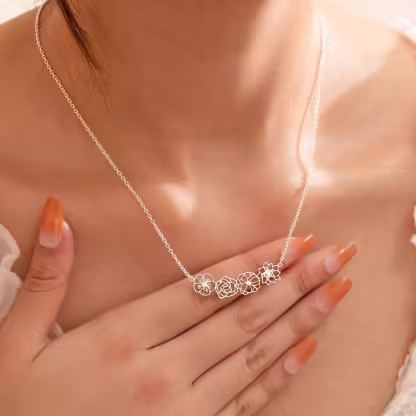 Collier délicat avec fleur de naissance