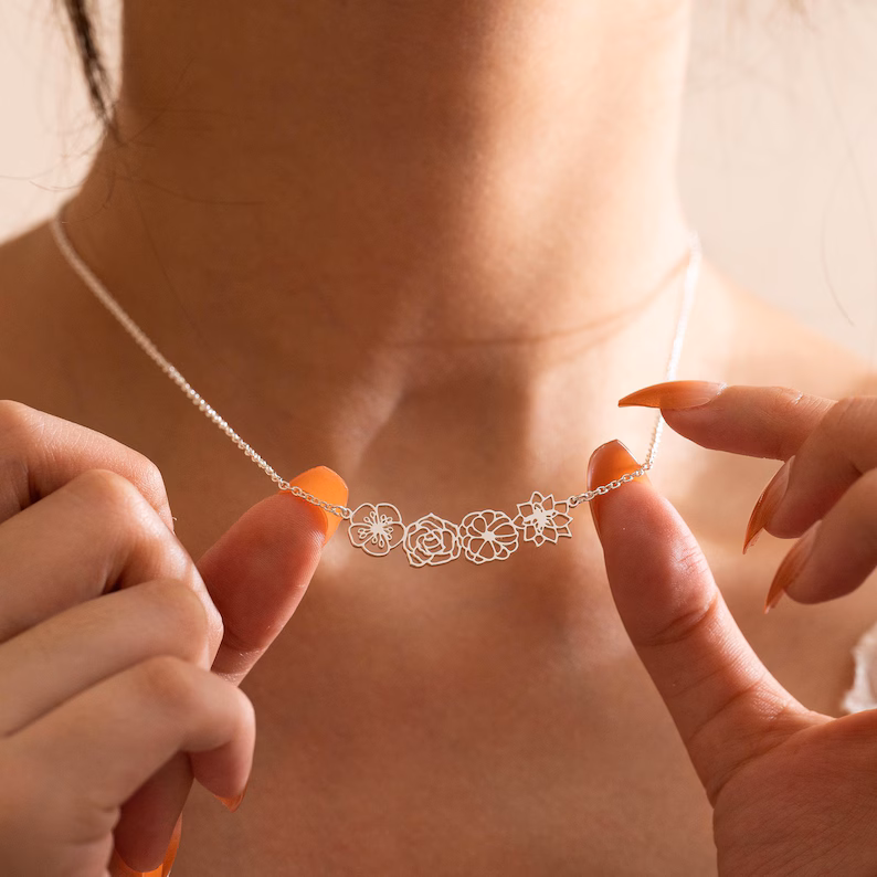 Collier délicat avec fleur de naissance