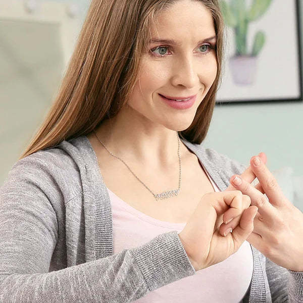 Collier personnalisé en langue des signes LSF avec charme de nom d’orthographe digitale
