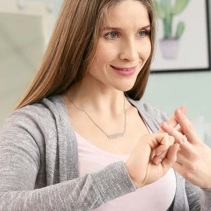 Collier personnalisé en langue des signes LSF avec charme de nom d’orthographe digitale