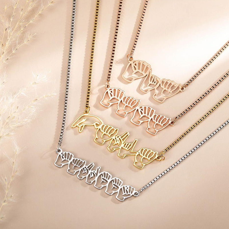 Collier personnalisé en langue des signes LSF avec charme de nom d’orthographe digitale