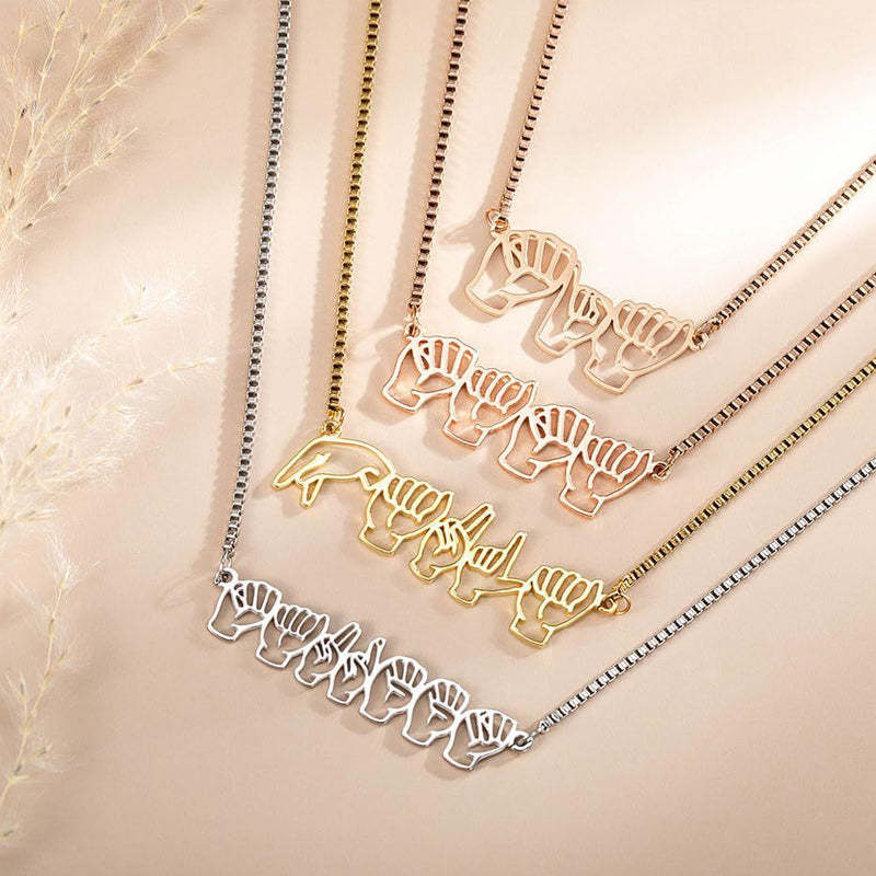 Collier personnalisé en langue des signes LSF avec charme de nom d’orthographe digitale