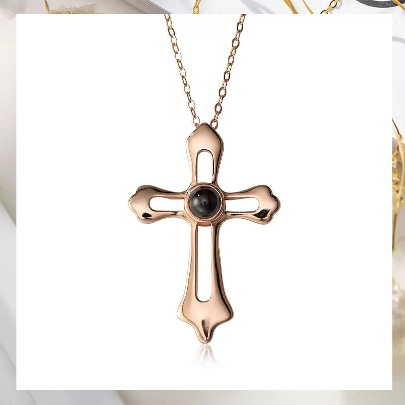 Collier à projection de croix