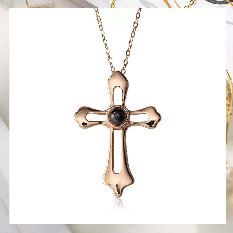 Collier à projection de croix