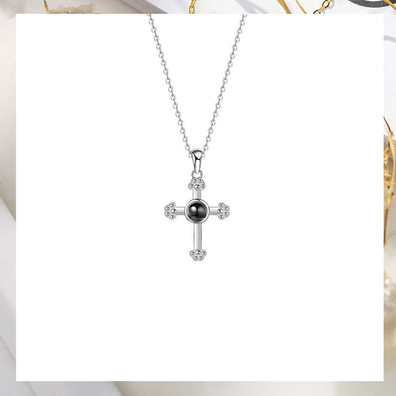 Collier à projection de croix