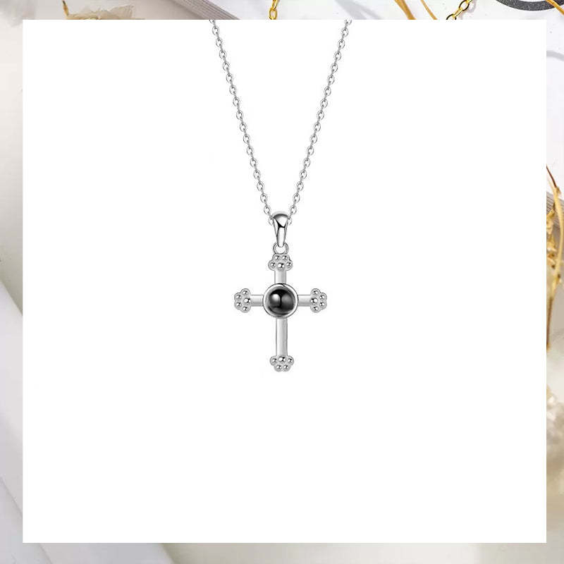 Collier à projection de croix