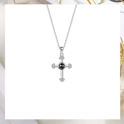 Collier à projection de croix