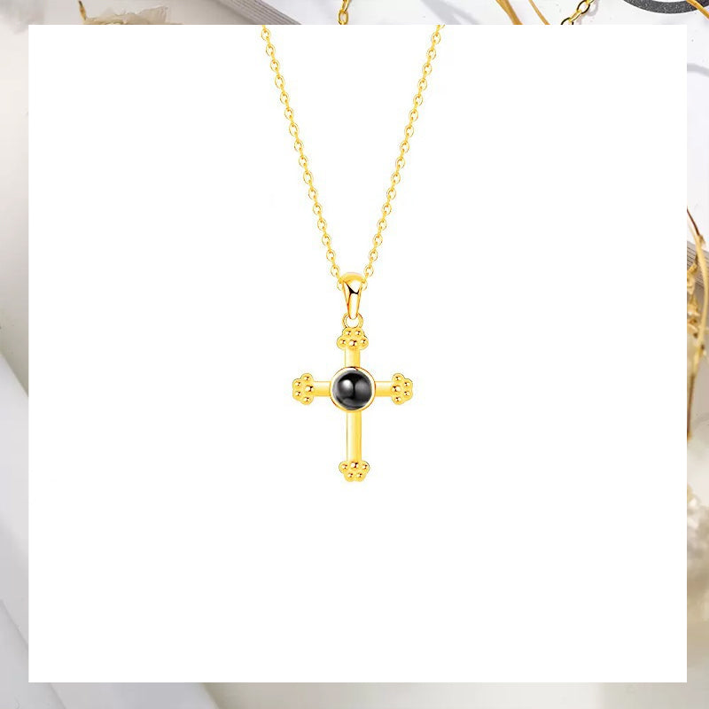 Collier à projection de croix