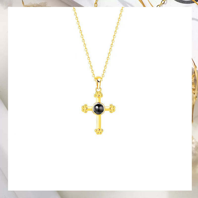 Collier à projection de croix
