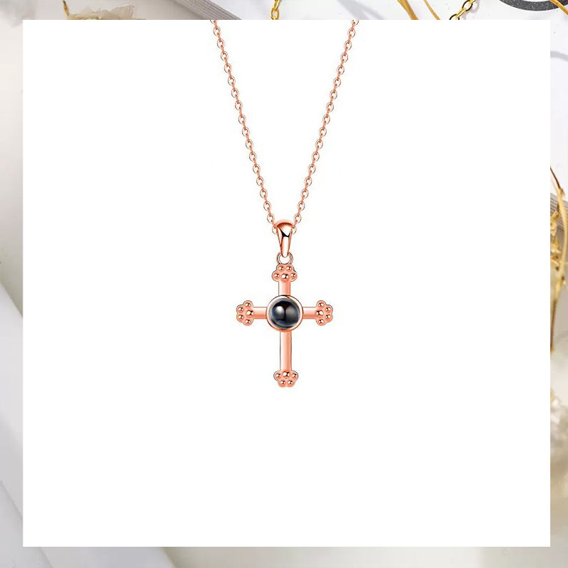 Collier à projection de croix
