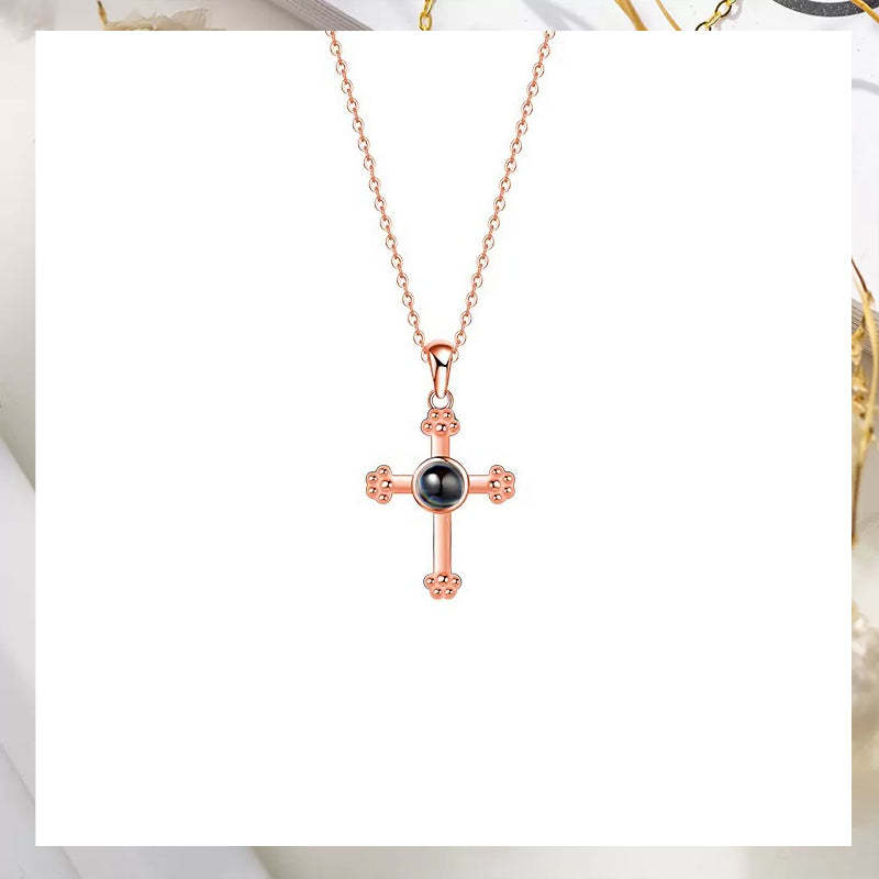 Collier à projection de croix