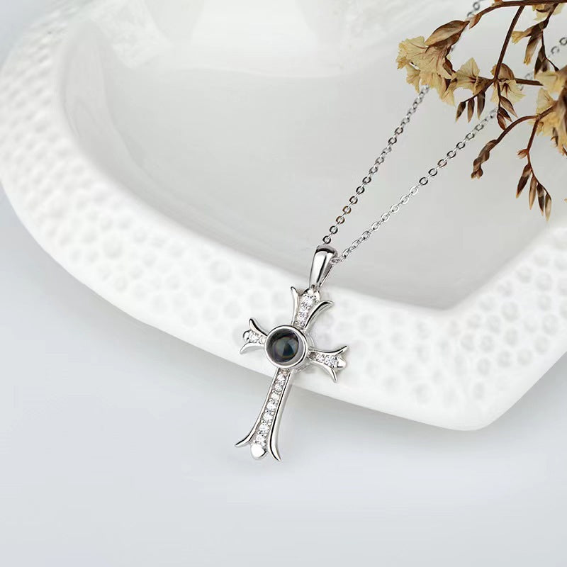Collier à projection de croix