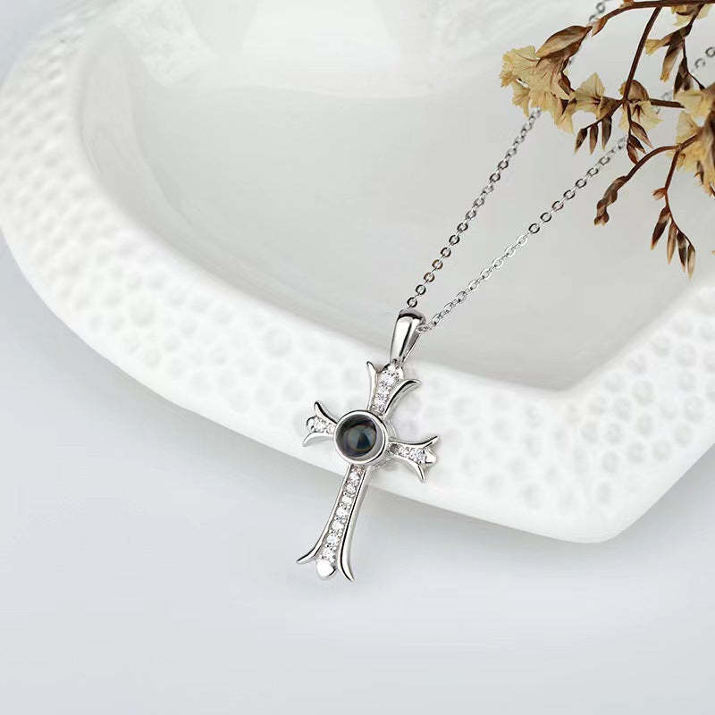 Collier à projection de croix