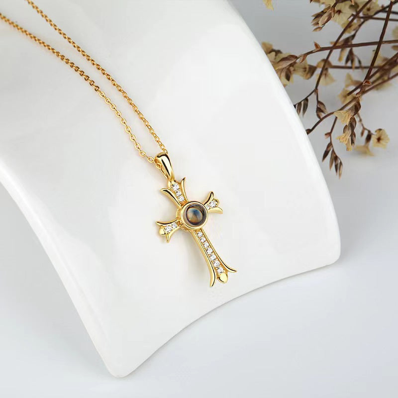 Collier à projection de croix