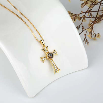 Collier à projection de croix