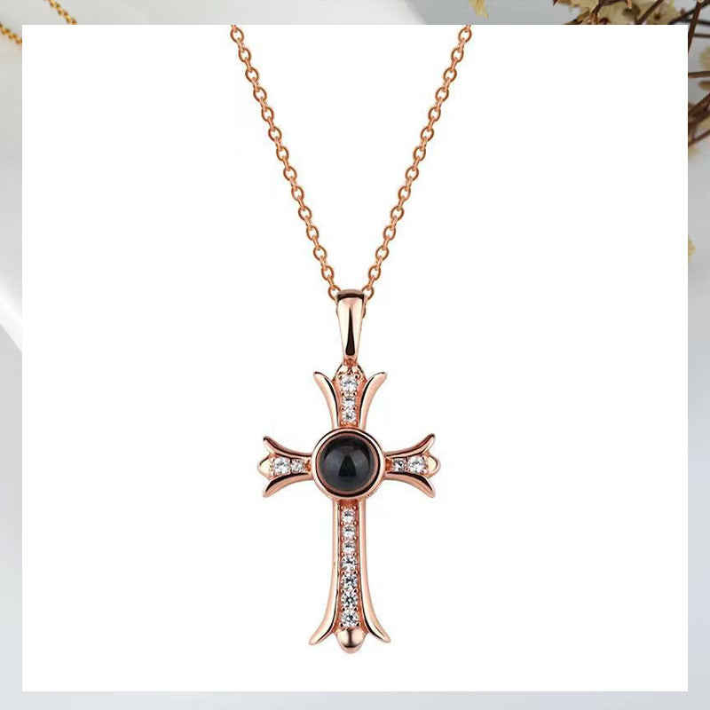 Collier à projection de croix