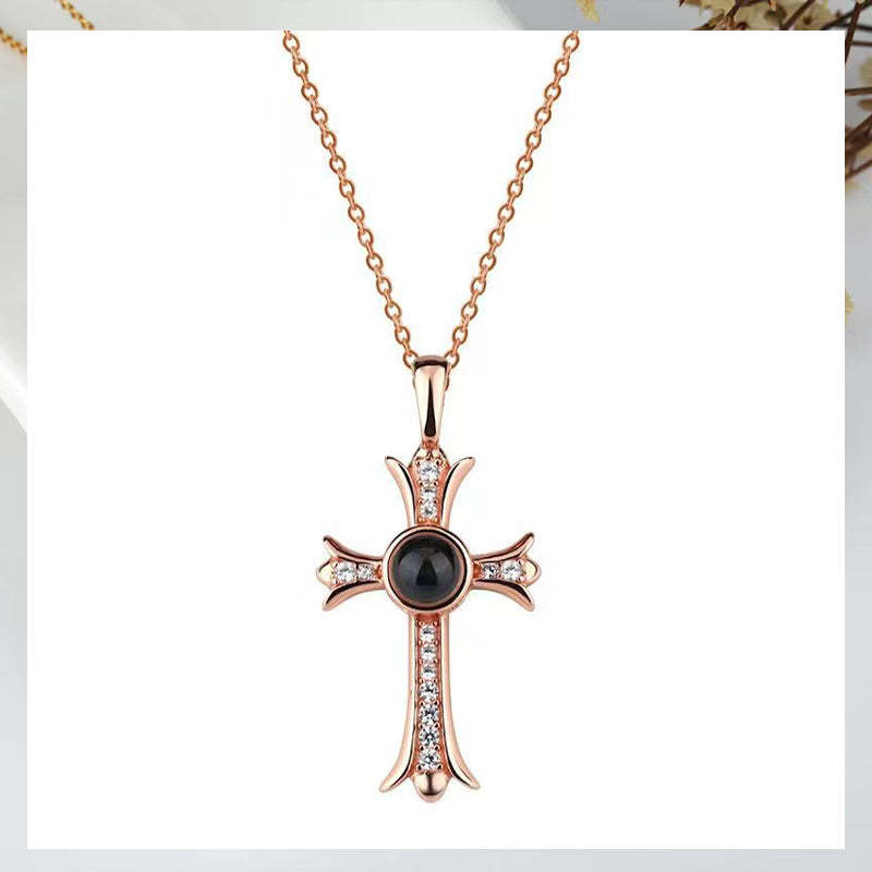 Collier à projection de croix
