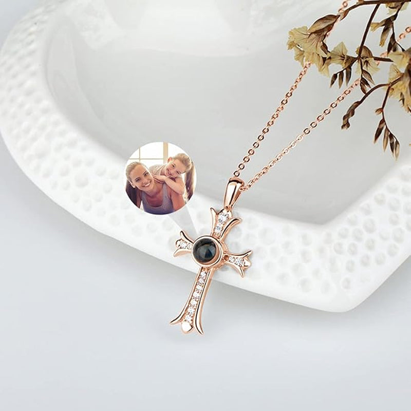 Collier à projection de croix