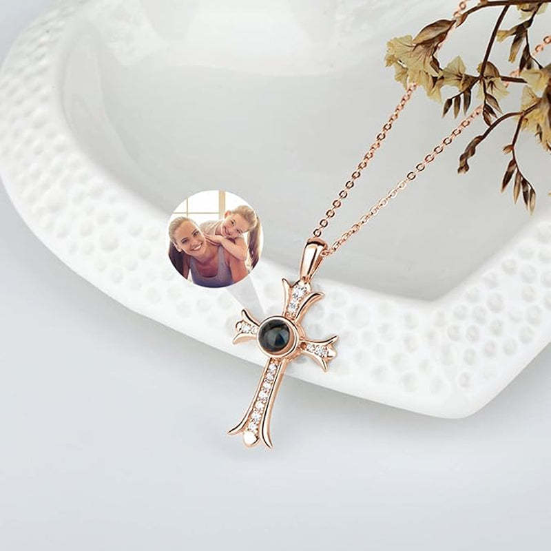 Collier à projection de croix